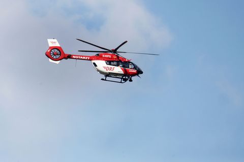 Mit einem Hubschrauber wird der 49-Jährige in eine Klinik geflogen. (Symbolbild) Foto: Thomas Warnack/dpa