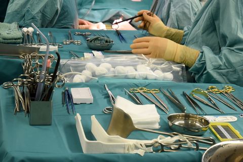 Ärzte bereiten eine Organtransplantation vor. Foto: Waltraud Grubitzsch/dpa-Zentralbild/dpa