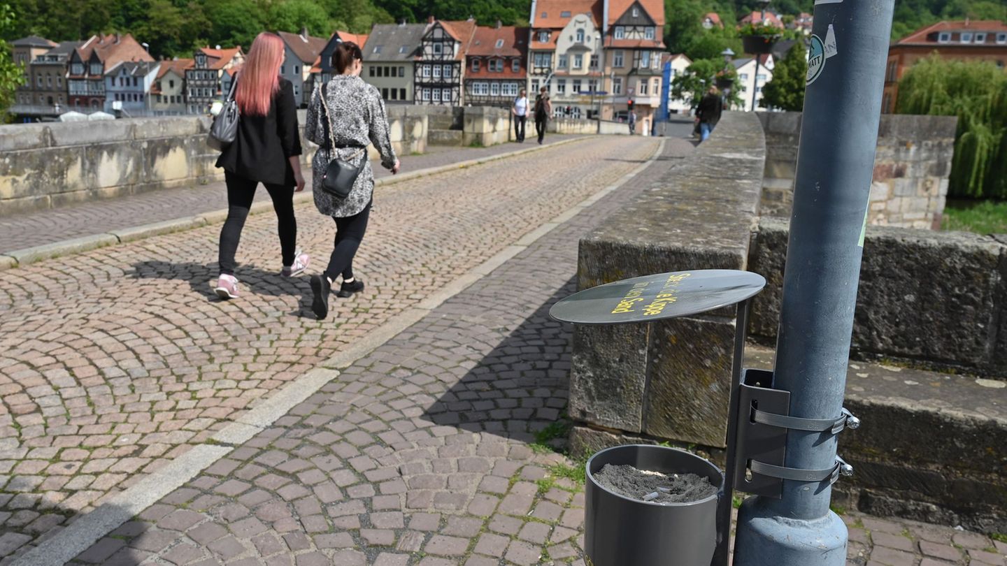 Neue Mülleimer: Wie zwei Seniorinnen Hann. Münden ein Stück sauberer machten