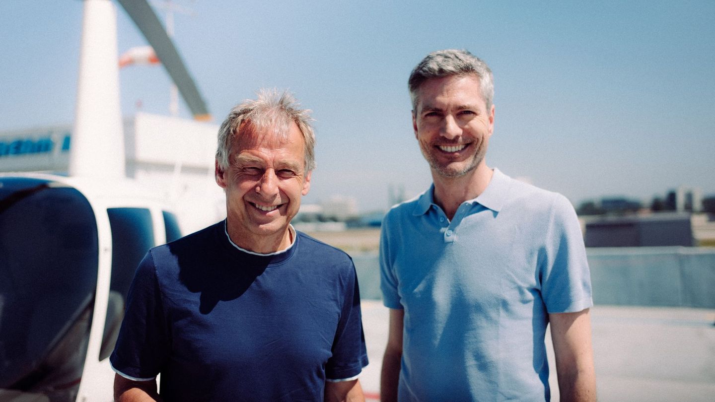 Auf seiner Reise durch das WM-Amerika trifft Ingo Zamperoni (rechts) auch auf Fußballlegende Jürgen Klinsmann.
