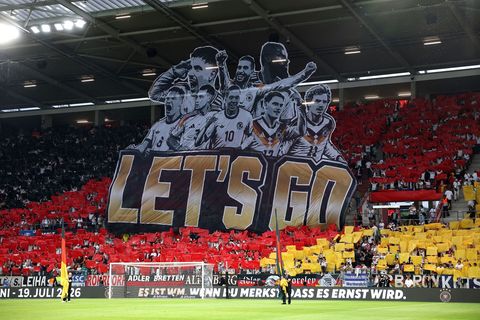 Mit dieser Choreografie verabschiedeten die deutschen Fans ihre Nationalmannschaft am 31. Mai beim letzte Testspiel des Teams auf deutschem Boden vor der Abreise in die USA. Die Partie gegen Finnland in Mainz endete 4:0.