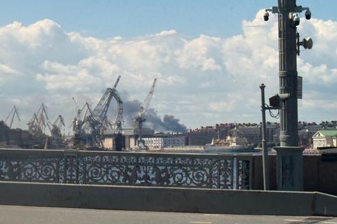 Brennende Ölrafinerie in St Petersburg, Russland
