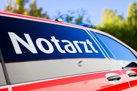 Mit schwersten Verletzungen wurde der Motorradfahrer in eine Klinik gebracht. (Symbolbild) Foto: Julian Stratenschulte/dpa