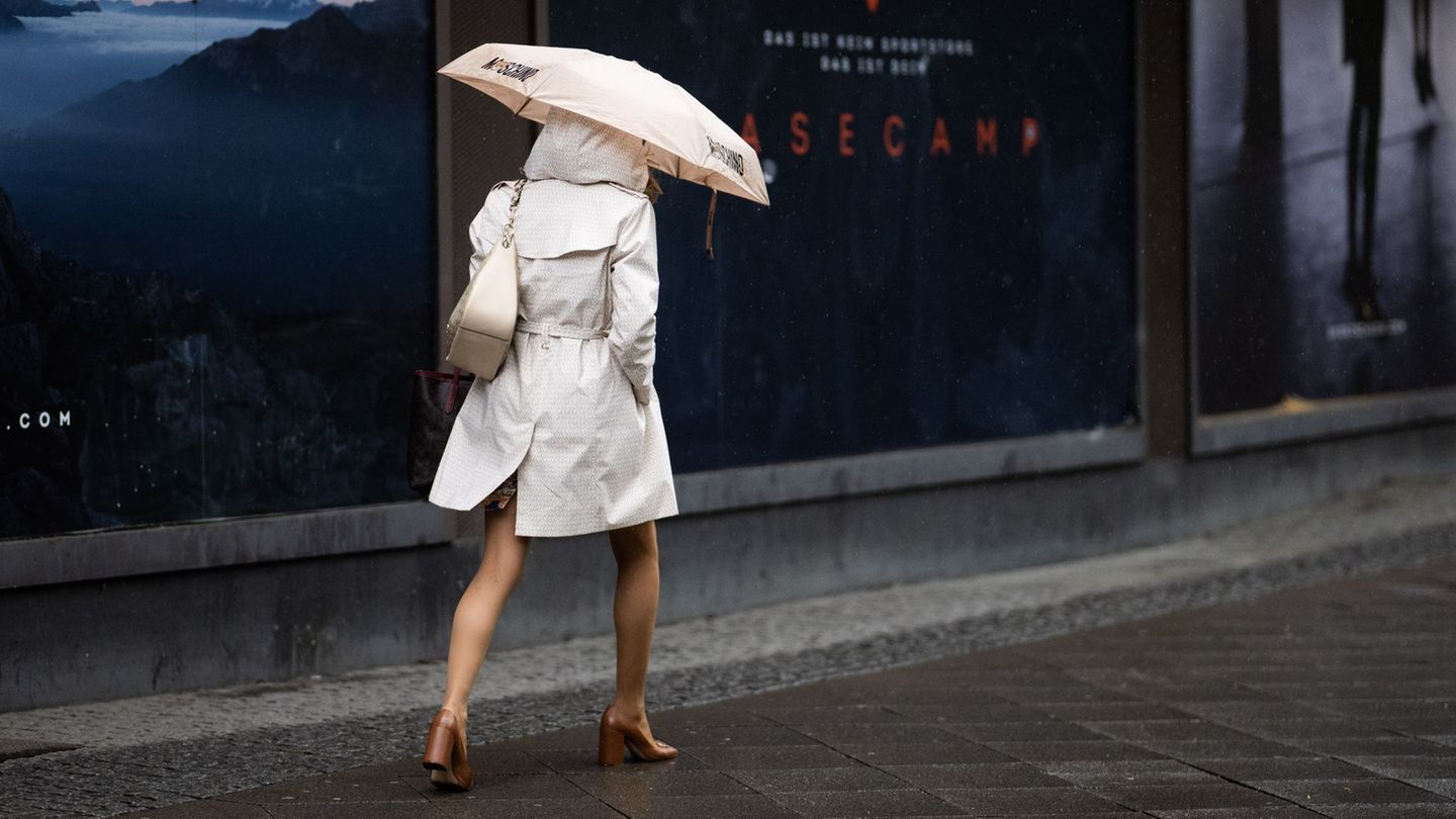 In Bremen und Niedersachsen sollten die Menschen am Wochenende weiter einen Regenschirm parat halten. (Symbolbild) Foto: Julian