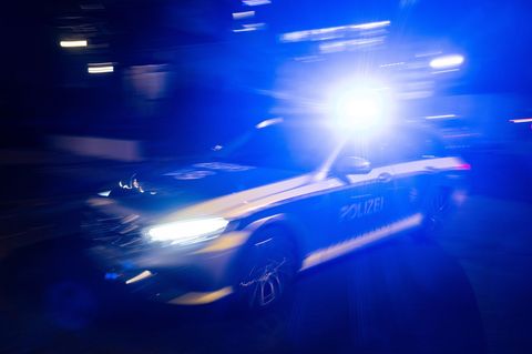 Gleich zweimal rasten Autofahrer der Polizei davon - beide ohne Erfolg. (Symbolbild) Foto: Marijan Murat/dpa