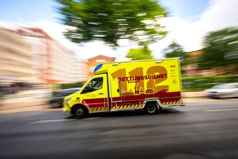 Eine Frau wurde nach dem Pfefferspray-Einsatz vorsorglich in ein Krankenhaus gebracht. (Symbolbild) Foto: Sina Schuldt/dpa