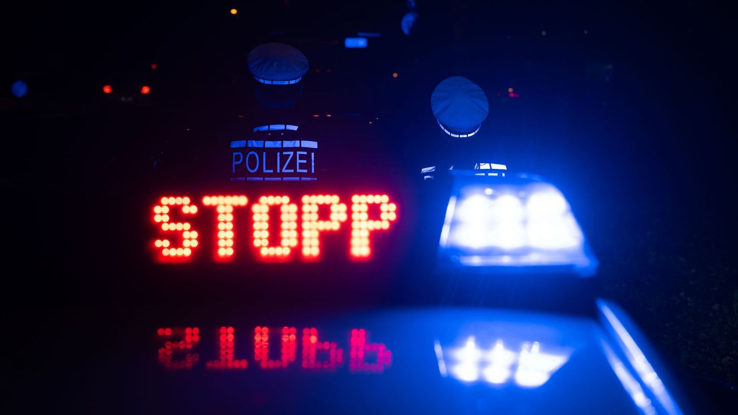 Blaulicht, Martinshorn und Leuchtschrift „Stopp Polizei“ - mit vielen Mitteln versuchte die Polizei, den Mann zum Anhalten zu be