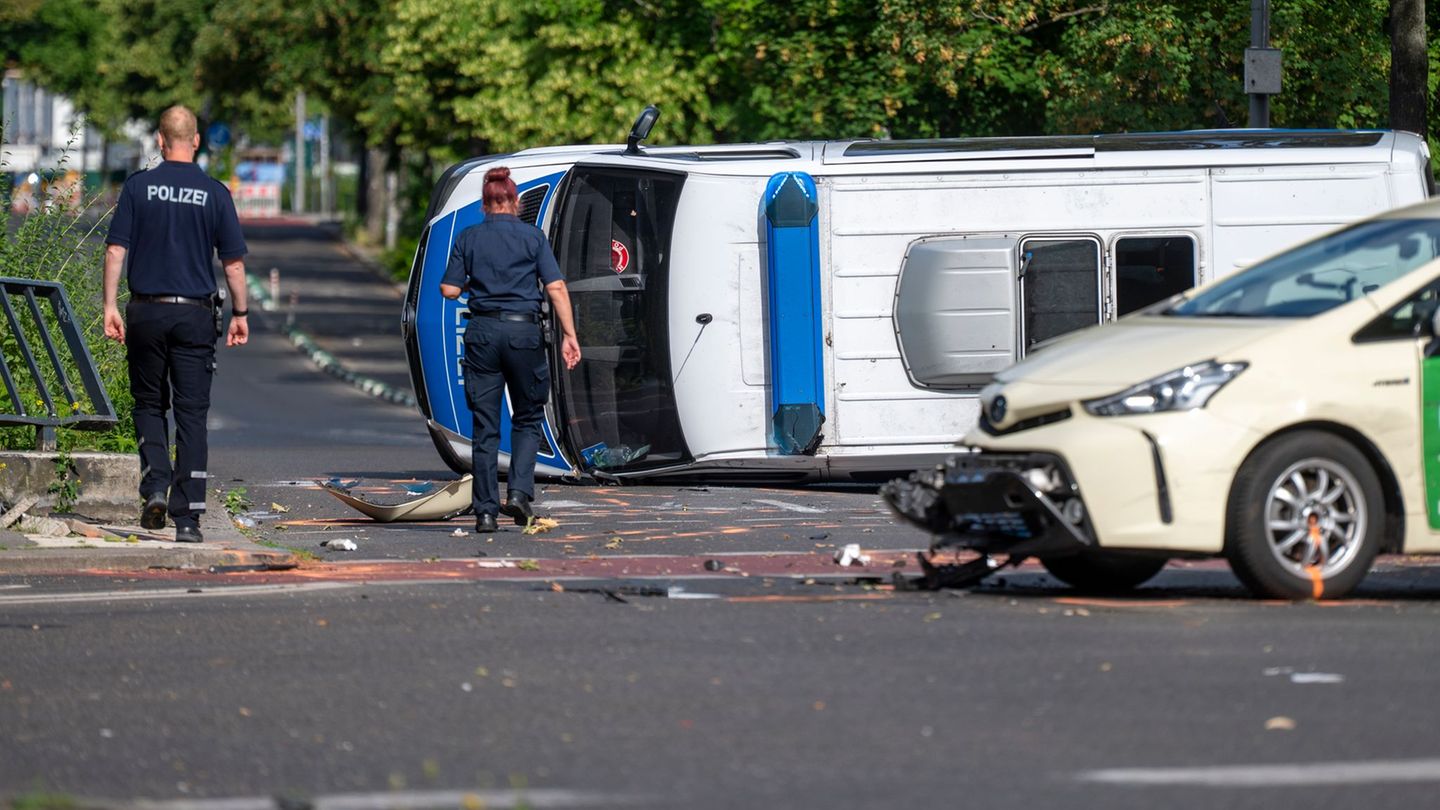 Berlin: Taxi und Polizei-Kleinbus prallen zusammen - acht Verletzte