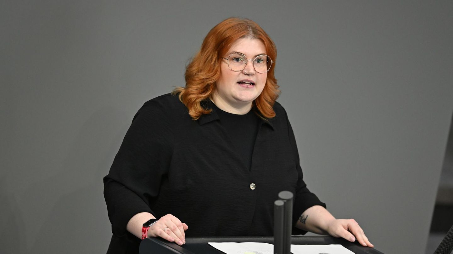 Frau am Rednerpult Rente