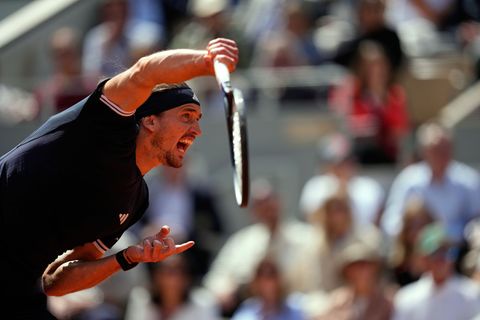 Alexander Zverev beim Aufschlag. Foto: Christophe Ena/AP/dpa