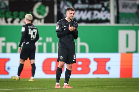 Lukasz Poreba (r) bleibt der SV Elversberg in der Bundesliga erhalten. (Archivbild) Foto: Daniel Karmann/dpa