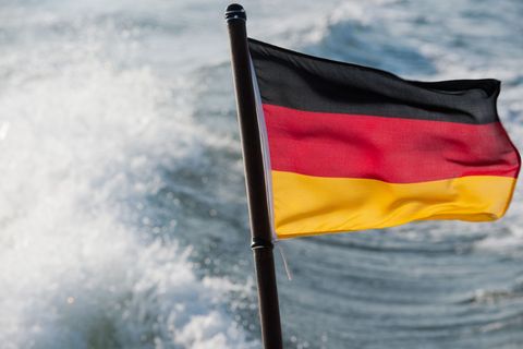 Nur ein Teil der Deutschen Handelsflotte unter deutscher Flagge unterwegs. (Symbolbild) Foto: Stefan Sauer/dpa-Zentralbild/dpa