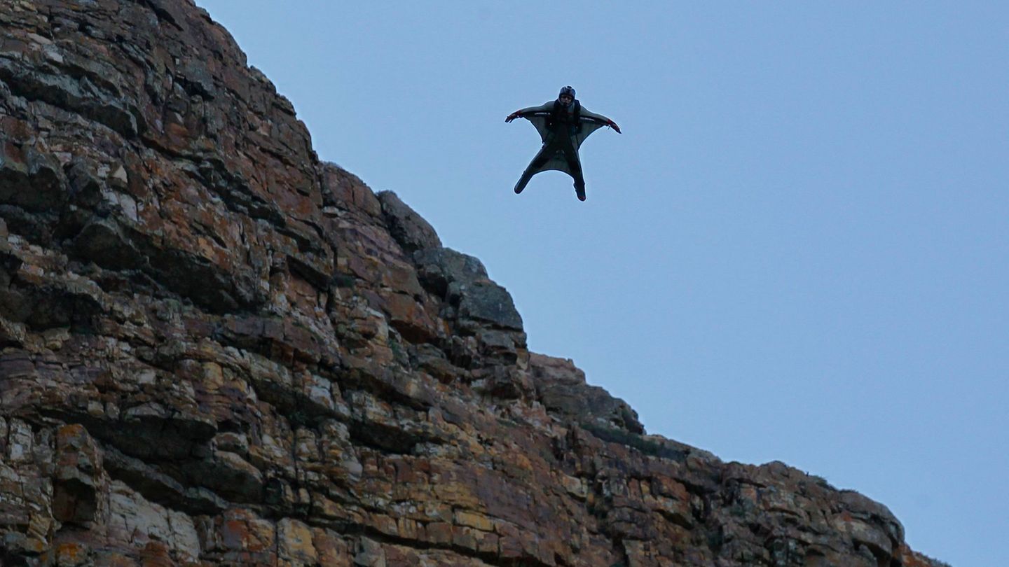 Wingsuits-Piloten sprechen von einem Gefühl des Fliegen (Symbolbild) Foto: Nic Bothma/dpa