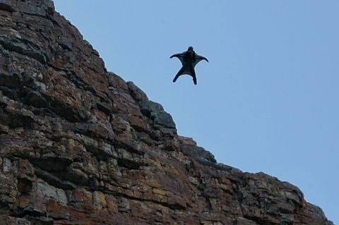 Wingsuits-Piloten sprechen von einem Gefühl des Fliegen (Symbolbild) Foto: Nic Bothma/dpa