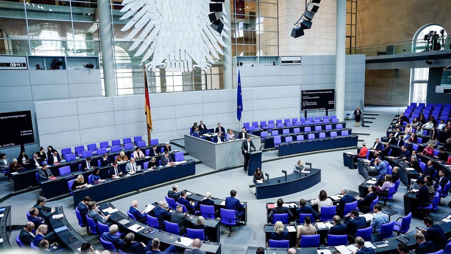 Altersbezüge: Analyse: Nach vier Jahren Bundestag so viel Rente wie nach 28 Beitragsjahren