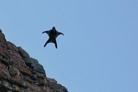 Ein Wingsuit-Flieger nach einem Sprung von einem Felsvorsprung (Archivfoto)