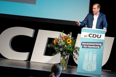 Thering ist erneut als Landesvorsitzender der Hamburger CDU bestätigt worden. Foto: Daniel Bockwoldt/dpa