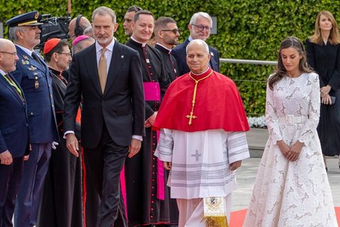 Das spanische Königspaar begrüßt den Papst in Madrid.
