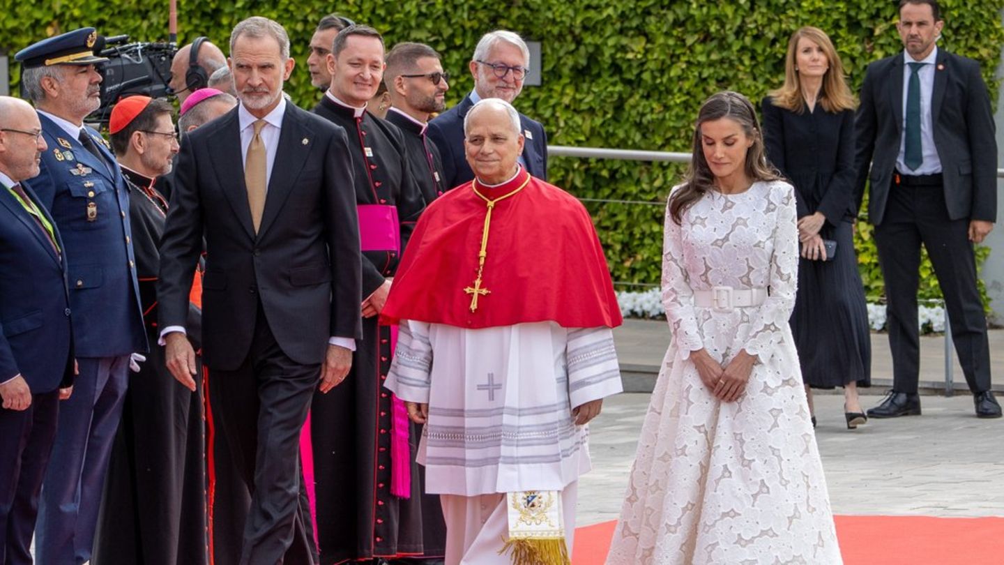 Das spanische Königspaar begrüßt den Papst in Madrid.