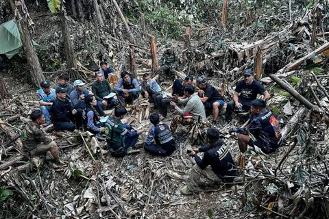Rettungskräfte vor Höhle in Laos