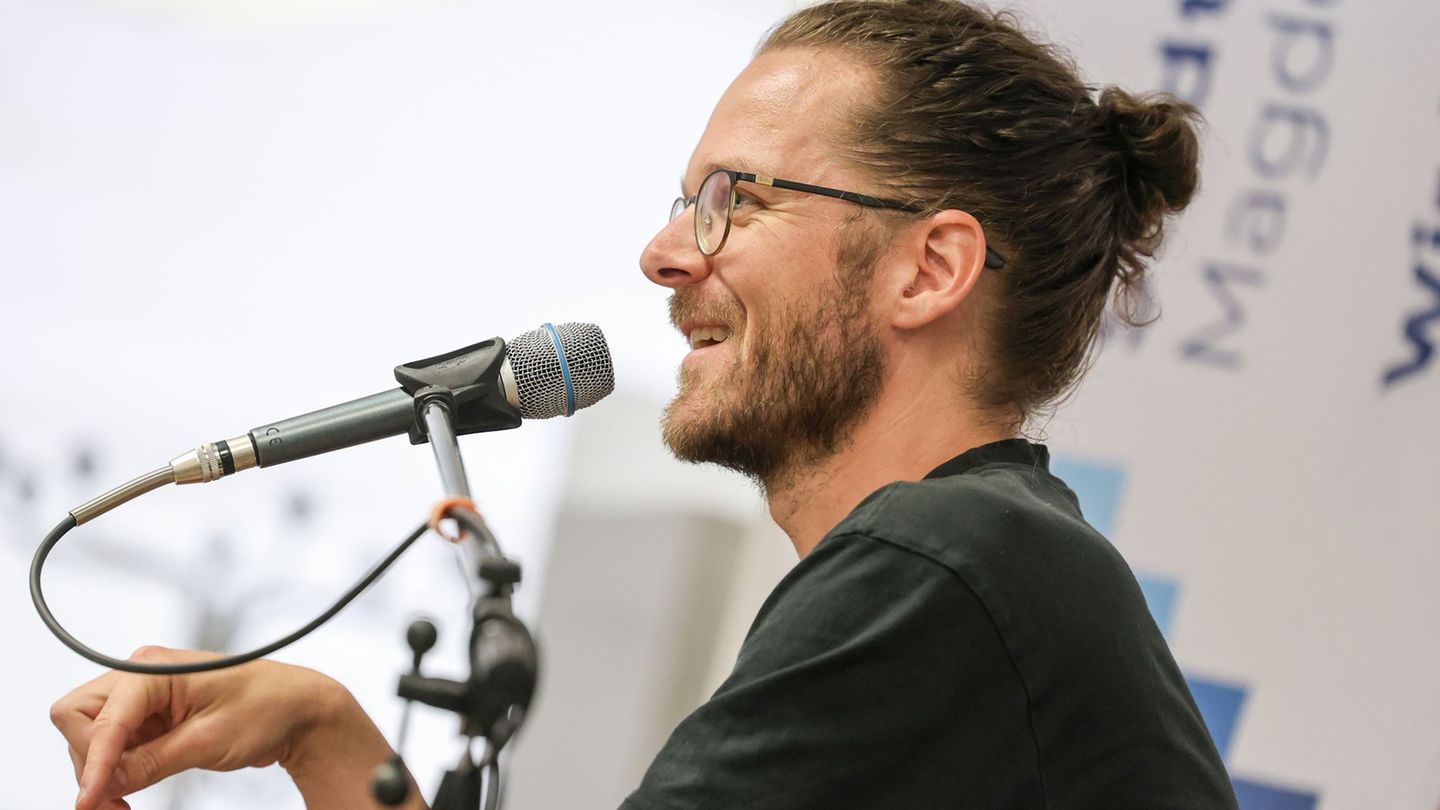 Buchautor Arne Semsrott las zweimal in Magdeburg. Sowohl das Kulturzentrum Moritzhof als auch die Zentralbibliothek waren ausver