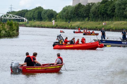 Ein Auto stürzt bei Hamm in den Datteln-Hamm-Kanal - für einen Insassen kommt die Hilfe zu spät. Foto: Max Lametz/dpa
