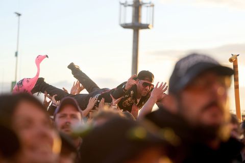 Das Wetter verschonte die Fans bei während der Konzerte am ersten Festivaltag. Foto: Thomas Frey/dpa