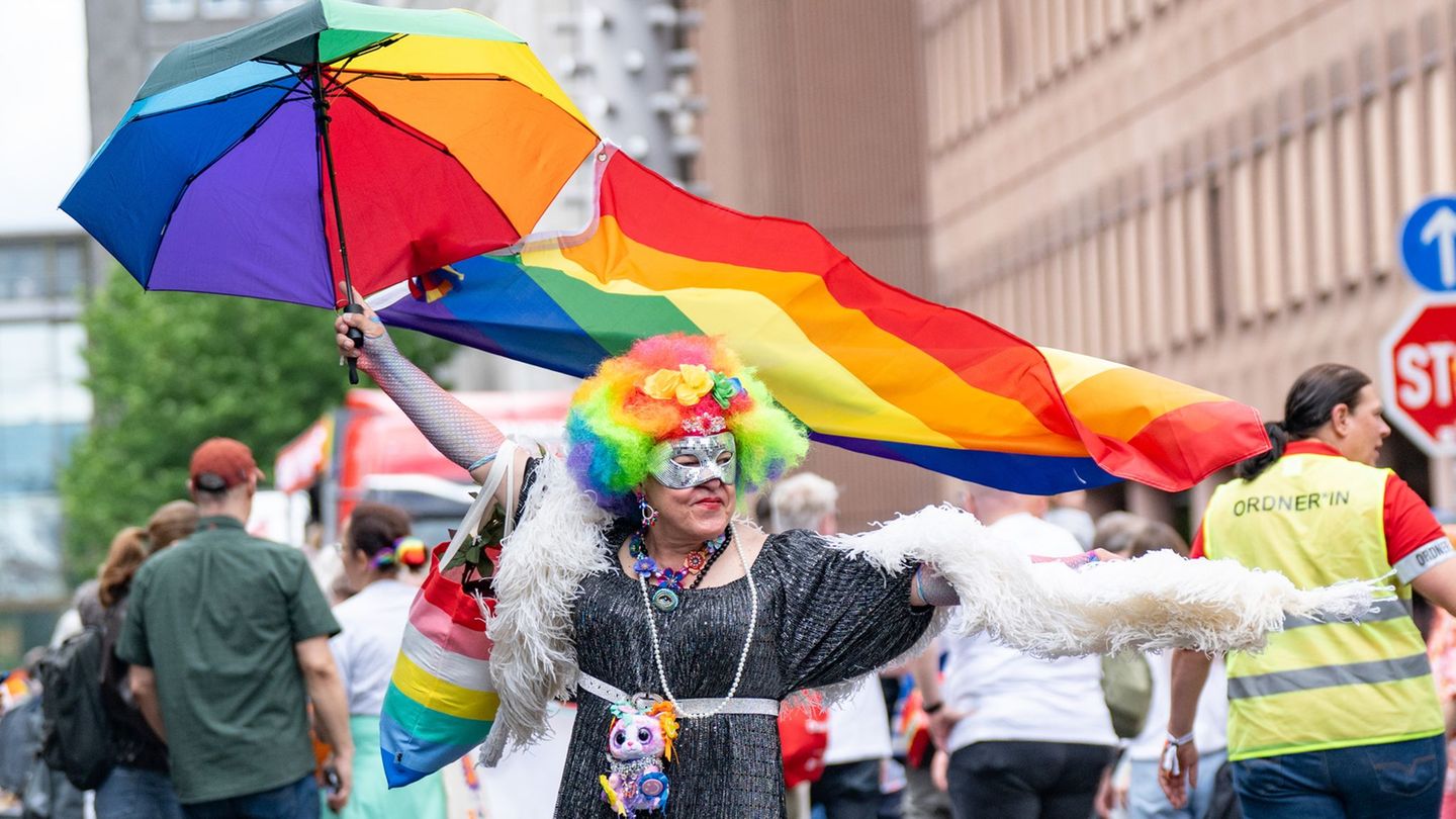 Christopher Street Day: Bunt, laut und friedlich: CSD zieht durch Düsseldorf