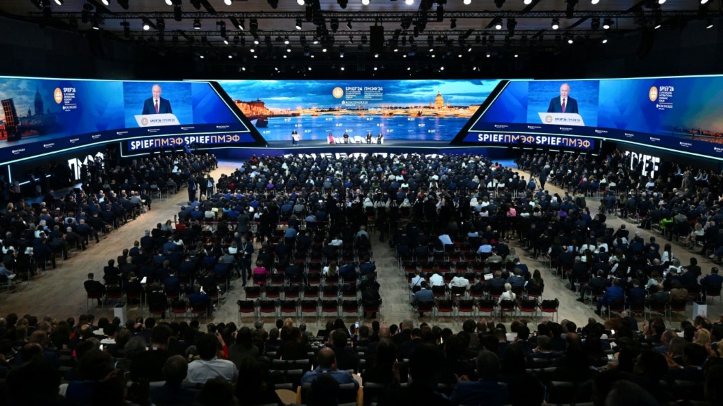 Putins am Freitag beim Wirtschaftsforum in St. Petersburg