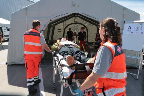 In Gera wurde die Situation nach einem Erdbeben simuliert. Foto: Bodo Schackow/dpa