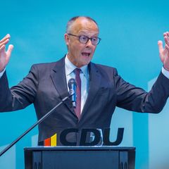 Bundeskanzler Friedrich Merz spricht beim Landesparteitag der CDU Mecklenburg-Vorpommern zu den Delegierten