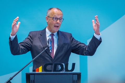 Bundeskanzler Friedrich Merz spricht beim Landesparteitag der CDU Mecklenburg-Vorpommern zu den Delegierten