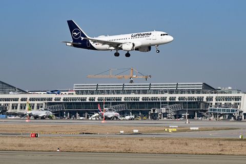 Eine Lufthansa-Maschine musste in Stuttgart zwischenlanden. (Archivbild) Foto: Bernd Weißbrod/dpa