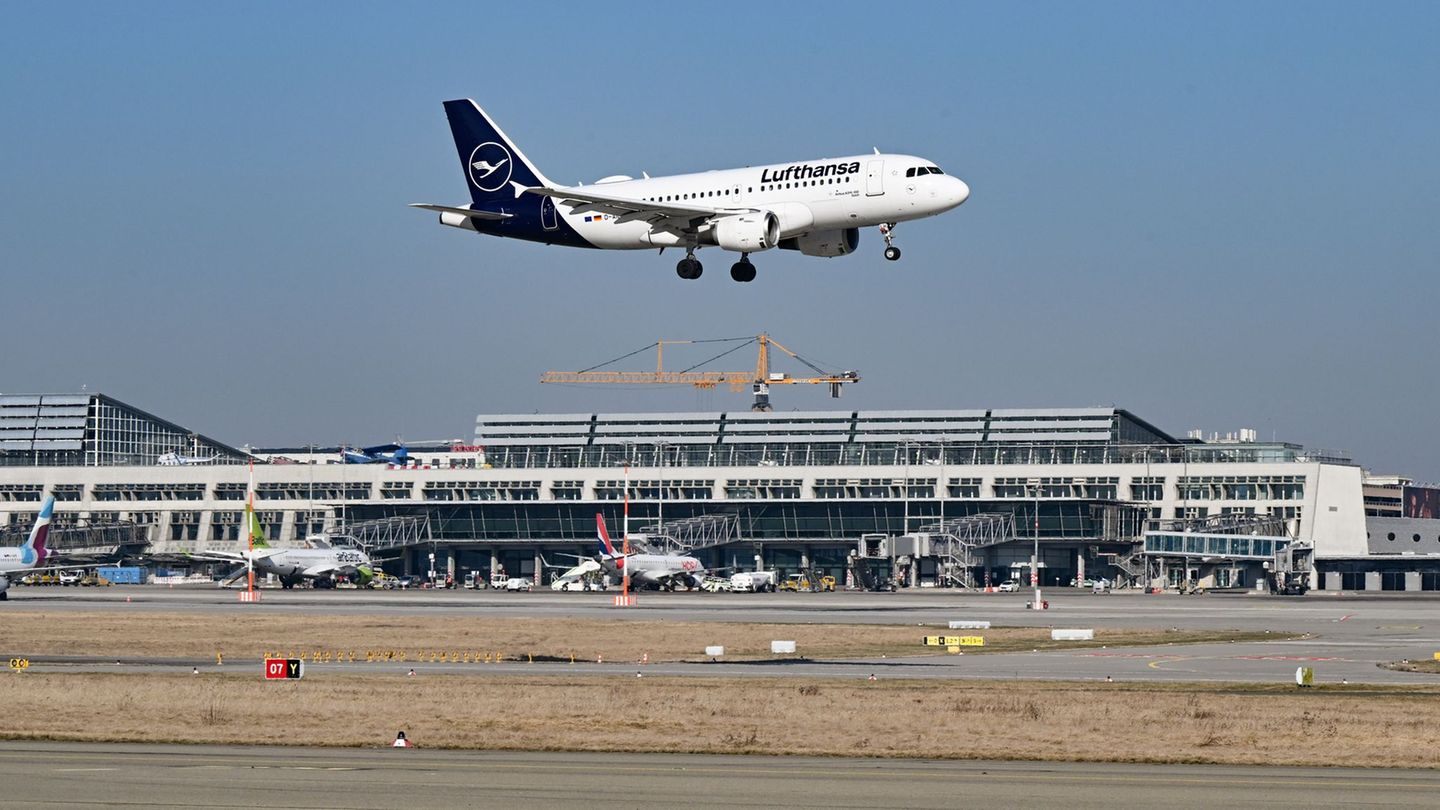 Flug nach Venedig: Medizinischer Notfall: Lufthansa-Flieger muss zwischenlanden