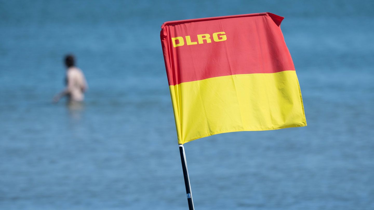 Eine 15-Jährige geriet beim Schwimmen im Bereich eines Strandbades in Schwierigkeiten und drohte unterzugehen. (Symbolbild) Foto