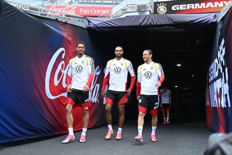Leroy Sané (r) steht bei der WM-Generalprobe gegen die USA ebenso in der Startelf wie Felix Nmecha (l) und Jonathan Tah. Foto: F
