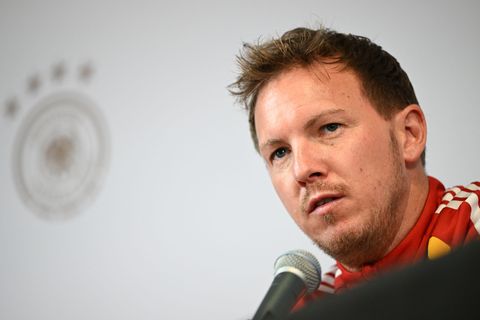 Musste Lennart Karl trösten: Bundestrainer Julian Nagelsmann Foto: Federico Gambarini/dpa