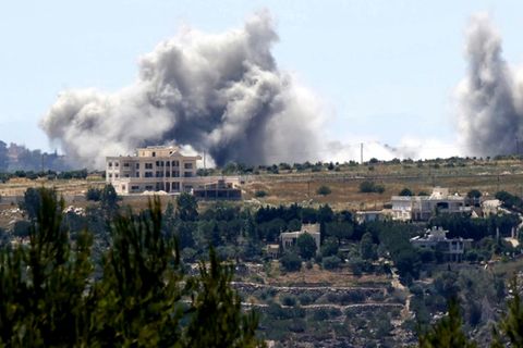 Rauch steigt auf nach israelischem Angriff auf das Dorf Kfar Tibnit im Süden des Libanon