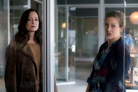 Karla Lorenz (Natalia Wörner, links) arbeitet gemeinsam mit Petra Brandt (Alessija Lause) an dem Fall.