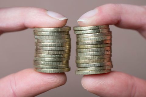 Welches Gehalt bekommt mein Kollege mit den gleichen Aufgaben? (Symbolbild) Foto: Sebastian Kahnert/dpa