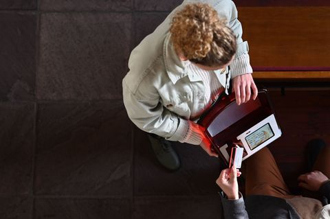 In manchen Kirchen sind digitale Klingelbeutel im Einsatz. (Symbolbild) Foto: Lars Penning/dpa