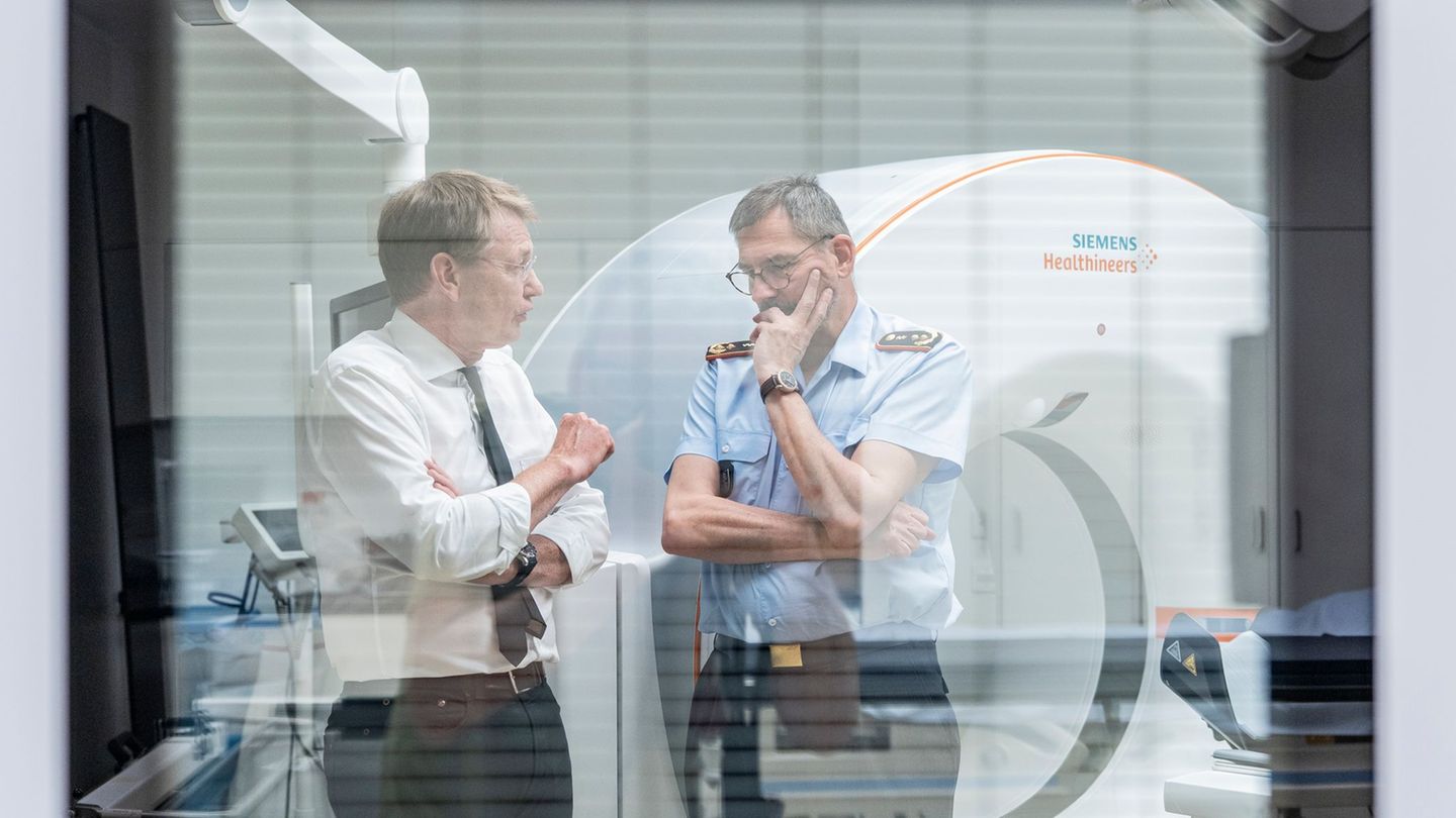 Jürgen Graf (l.) ist Ärztlicher Direktor der Frankfurter Uniklinik, Johannes Backus (r.) leitet das Kommando Gesundheitsversorgu