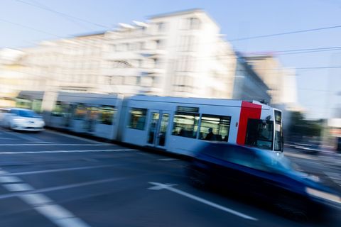 Straßenbahnen und Autos fahren am Graf-Adolf-Platz. (Symbolbild) Foto: Rolf Vennenbernd/dpa