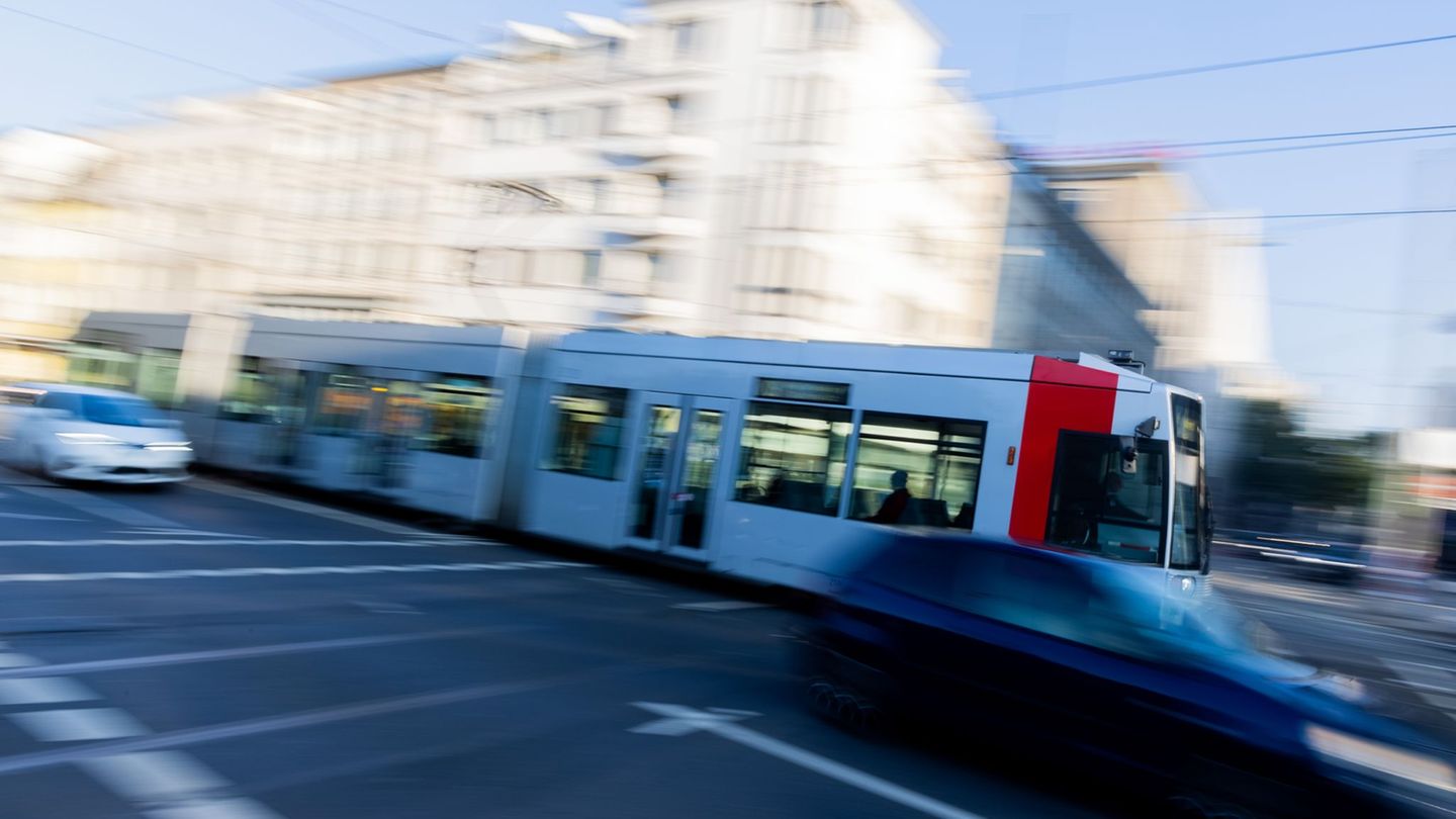 Straßenbahnen und Autos fahren am Graf-Adolf-Platz. (Symbolbild) Foto: Rolf Vennenbernd/dpa