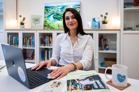 Isabelle Piwonka, Projektleiterin und Juristin der Meldestelle Saarland, sitzt an ihrem Schreibtisch im Büro der saarländischen