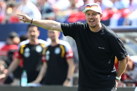 Julian Nagelsmann gibt Anweisungen bei der WM-Generalprobe der Nationalmannschaft. Foto: Federico Gambarini/dpa