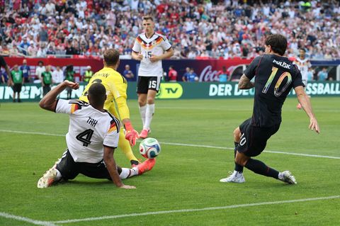 Oliver Baumann wehrt einen Schuss von Christian Pulisic (r) ab. Links Jonathan Tah. Foto: Christian Charisius/dpa
