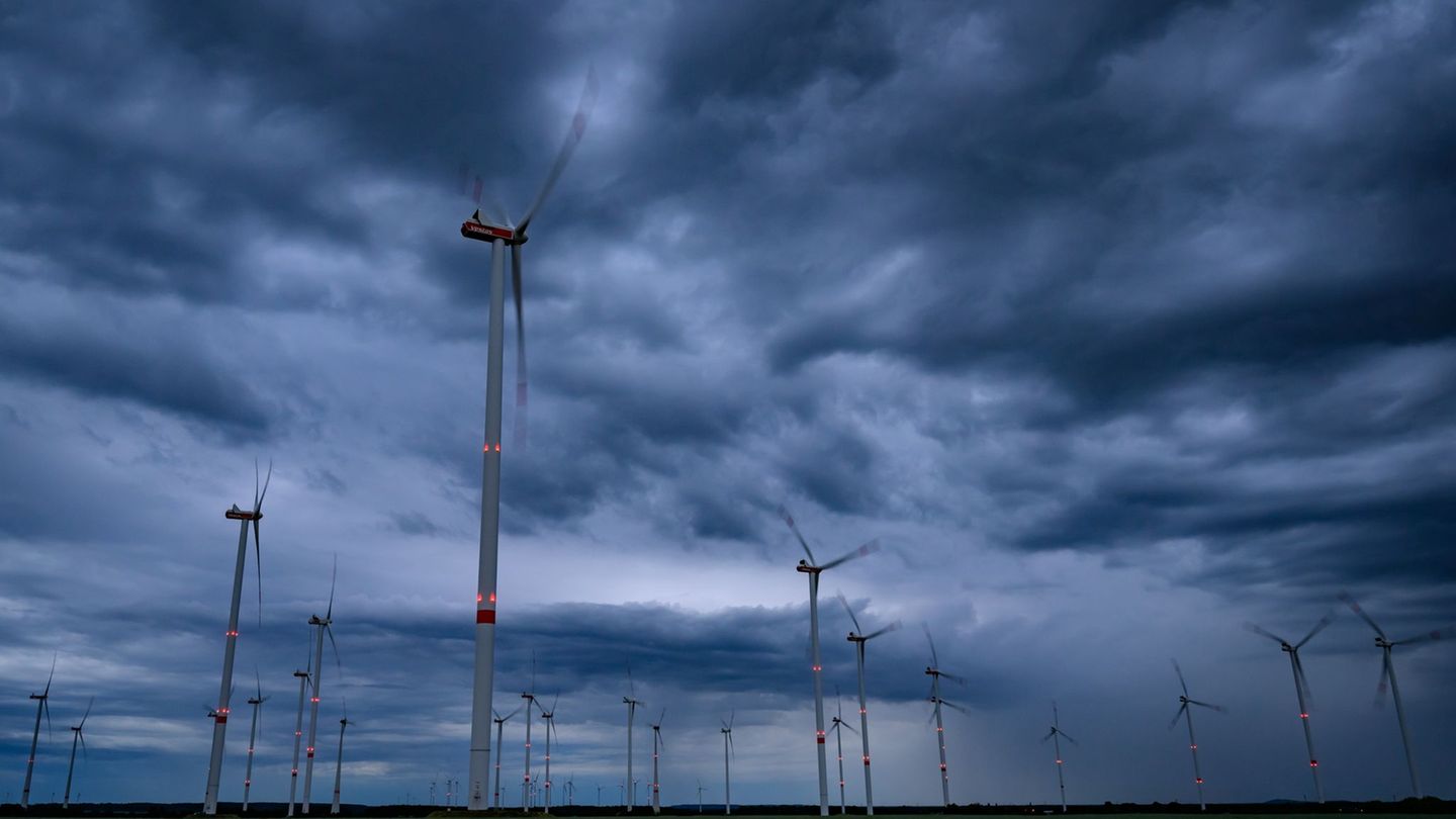 Dunkle Wolken werden immer wieder über Berlin und Brandenburg ziehen. (Symbolbild) Foto: Patrick Pleul/dpa