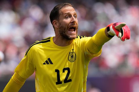 Torwart OLiver Baumann im gelbe TRikot