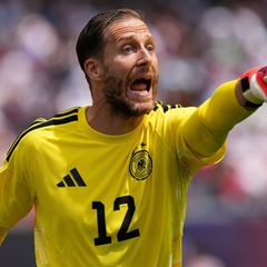 Torwart OLiver Baumann im gelbe TRikot